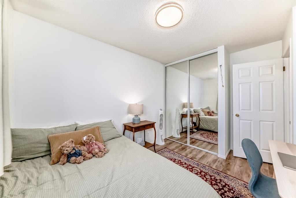 424 Hawkstone Manor Nw, Calgary, AB - Indoor Photo Showing Bedroom
