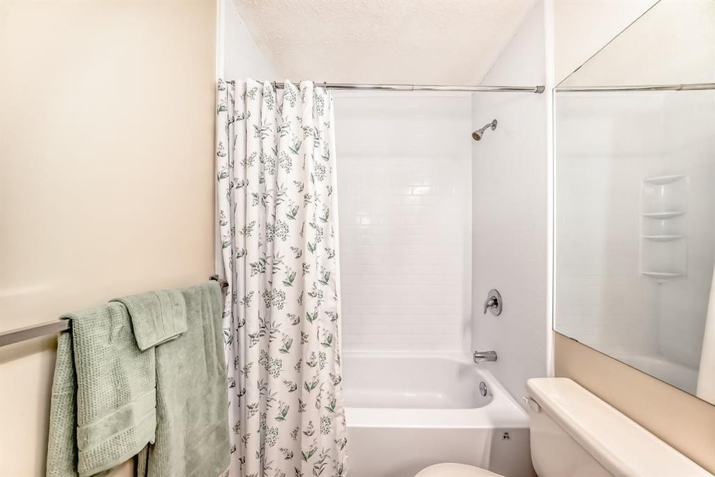 424 Hawkstone Manor Nw, Calgary, AB - Indoor Photo Showing Bathroom