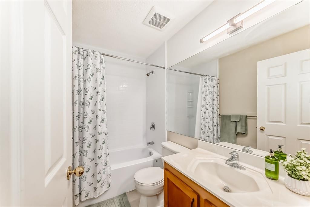 424 Hawkstone Manor Nw, Calgary, AB - Indoor Photo Showing Bathroom