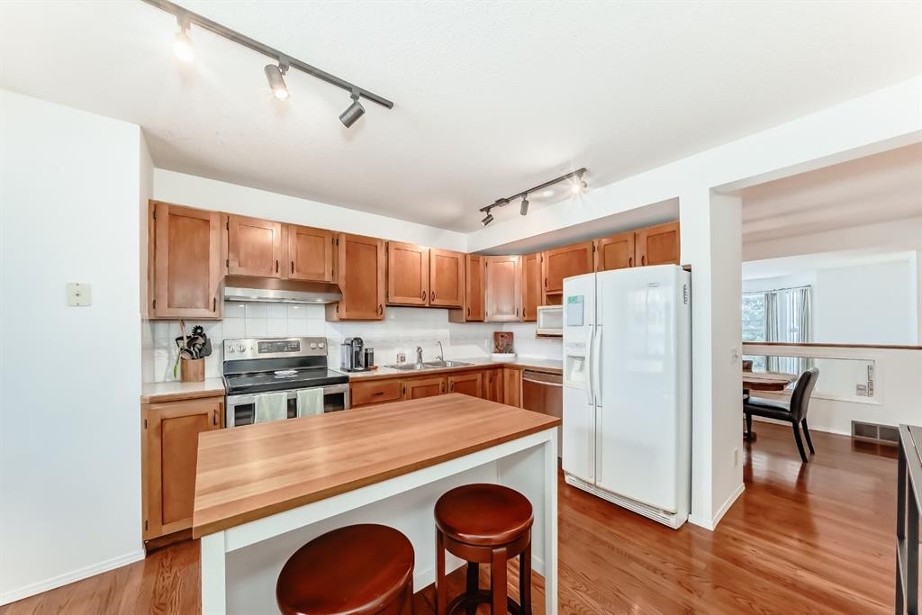 424 Hawkstone Manor Nw, Calgary, AB - Indoor Photo Showing Kitchen