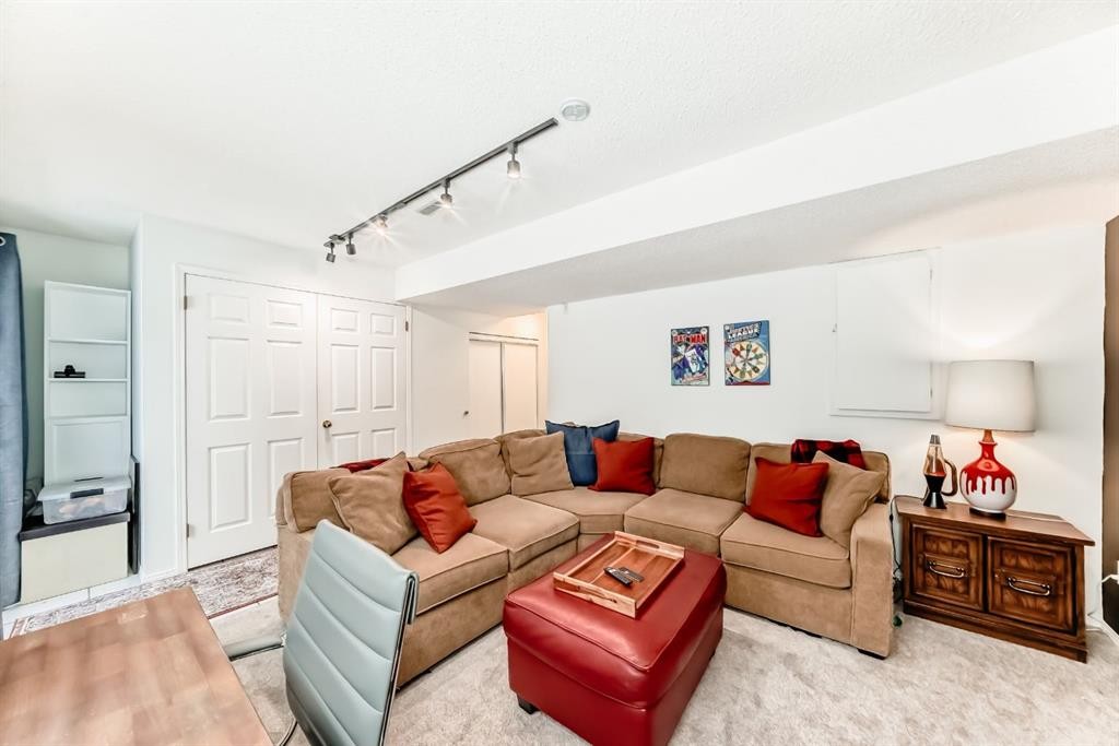 424 Hawkstone Manor Nw, Calgary, AB - Indoor Photo Showing Living Room