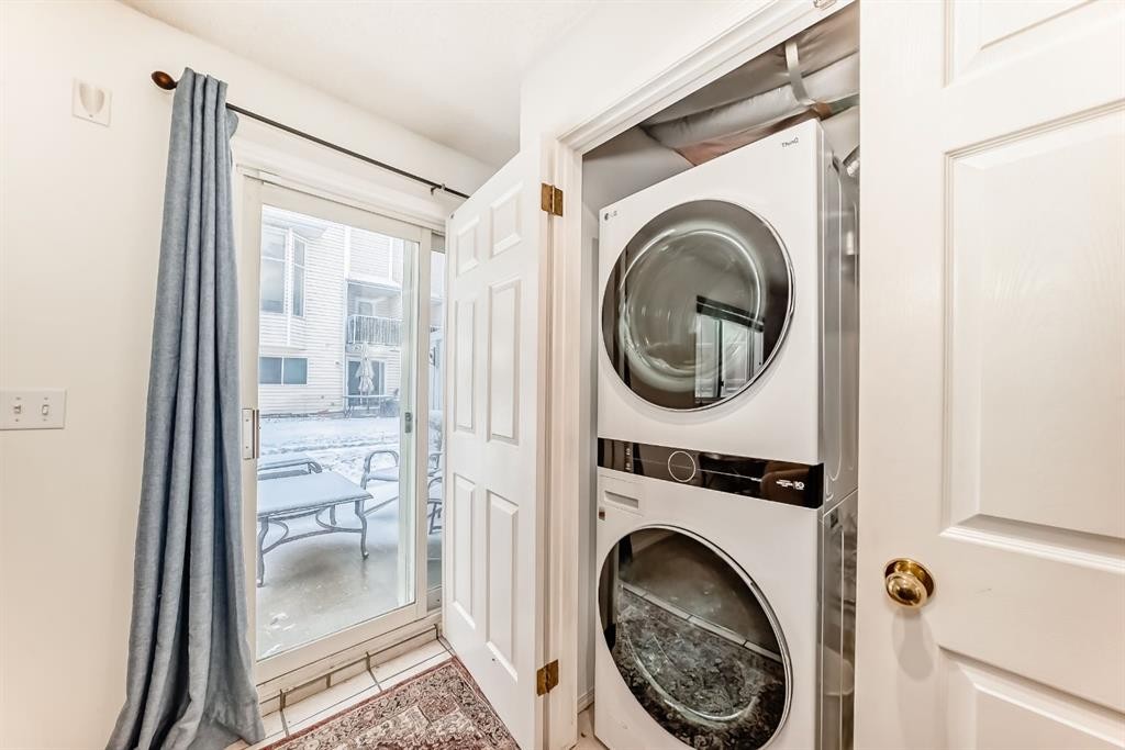 424 Hawkstone Manor Nw, Calgary, AB - Indoor Photo Showing Laundry Room