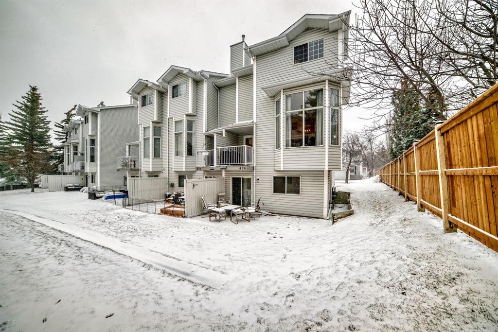 424 Hawkstone Manor Nw, Calgary, AB - Outdoor