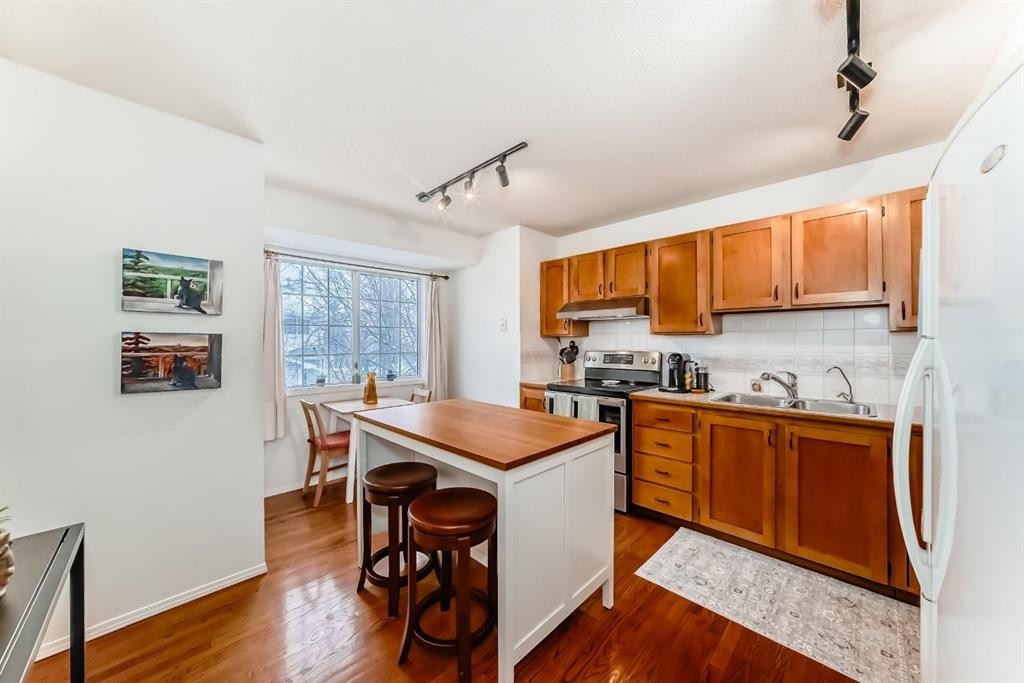 424 Hawkstone Manor Nw, Calgary, AB - Indoor Photo Showing Kitchen With Double Sink