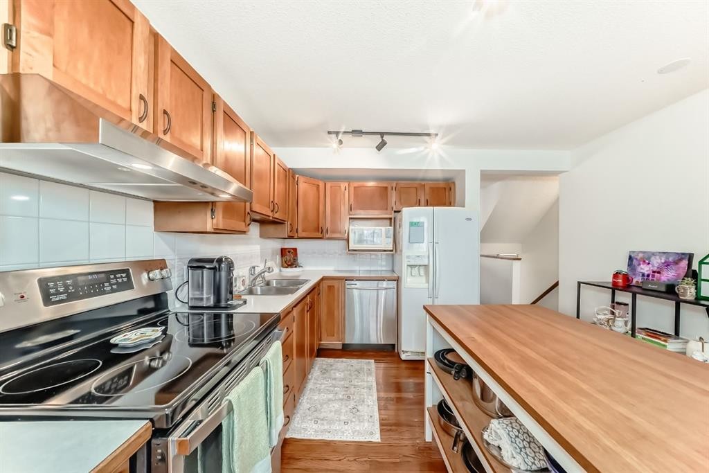 424 Hawkstone Manor Nw, Calgary, AB - Indoor Photo Showing Kitchen