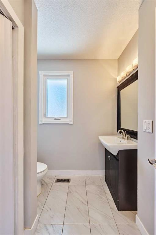 103 Pump Hill Road Sw, Calgary, AB - Indoor Photo Showing Bathroom