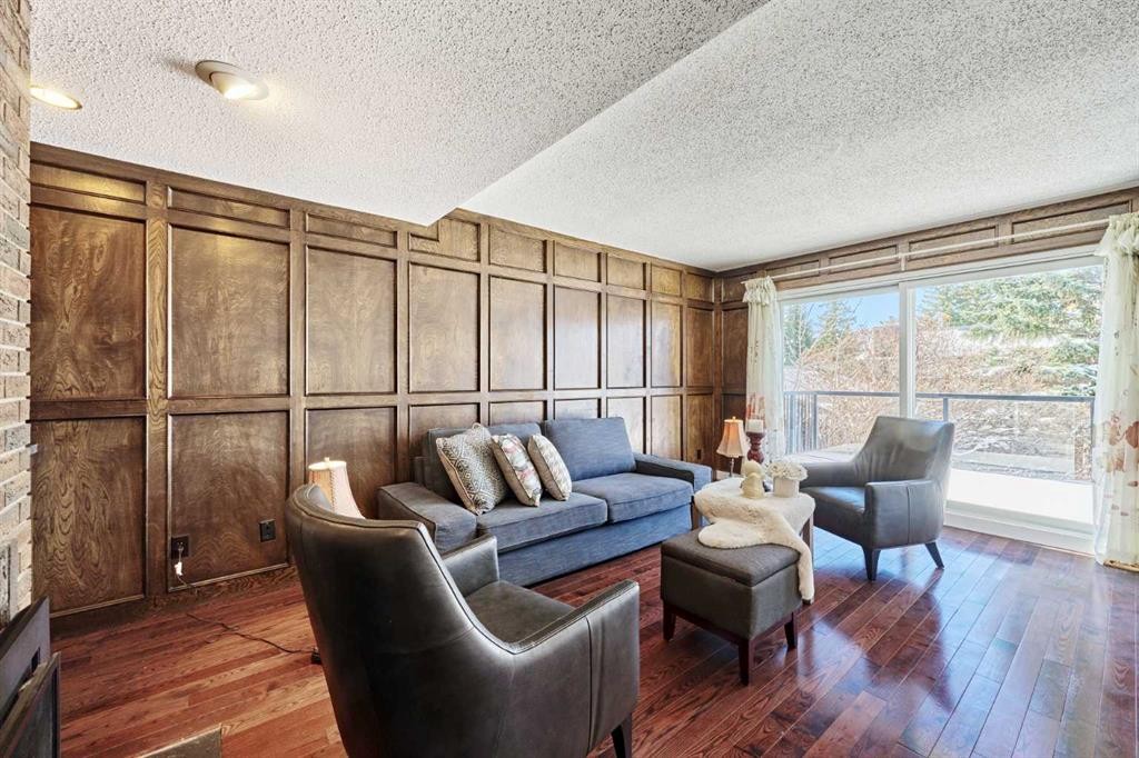 103 Pump Hill Road Sw, Calgary, AB - Indoor Photo Showing Living Room
