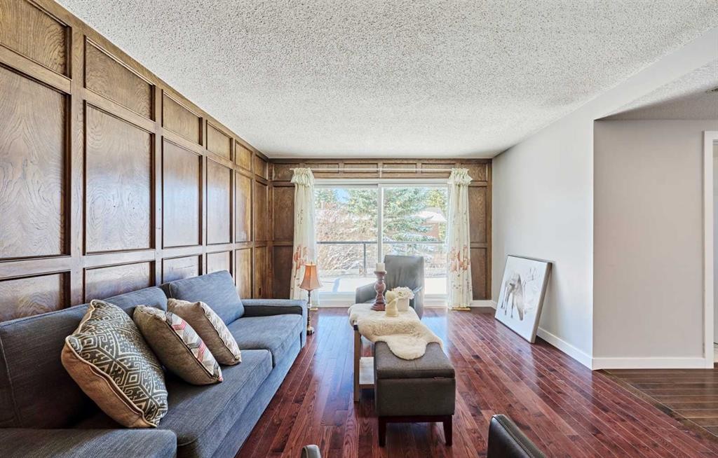 103 Pump Hill Road Sw, Calgary, AB - Indoor Photo Showing Living Room