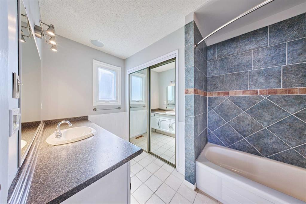 103 Pump Hill Road Sw, Calgary, AB - Indoor Photo Showing Bathroom