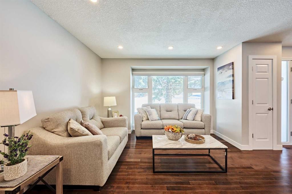 103 Pump Hill Road Sw, Calgary, AB - Indoor Photo Showing Living Room