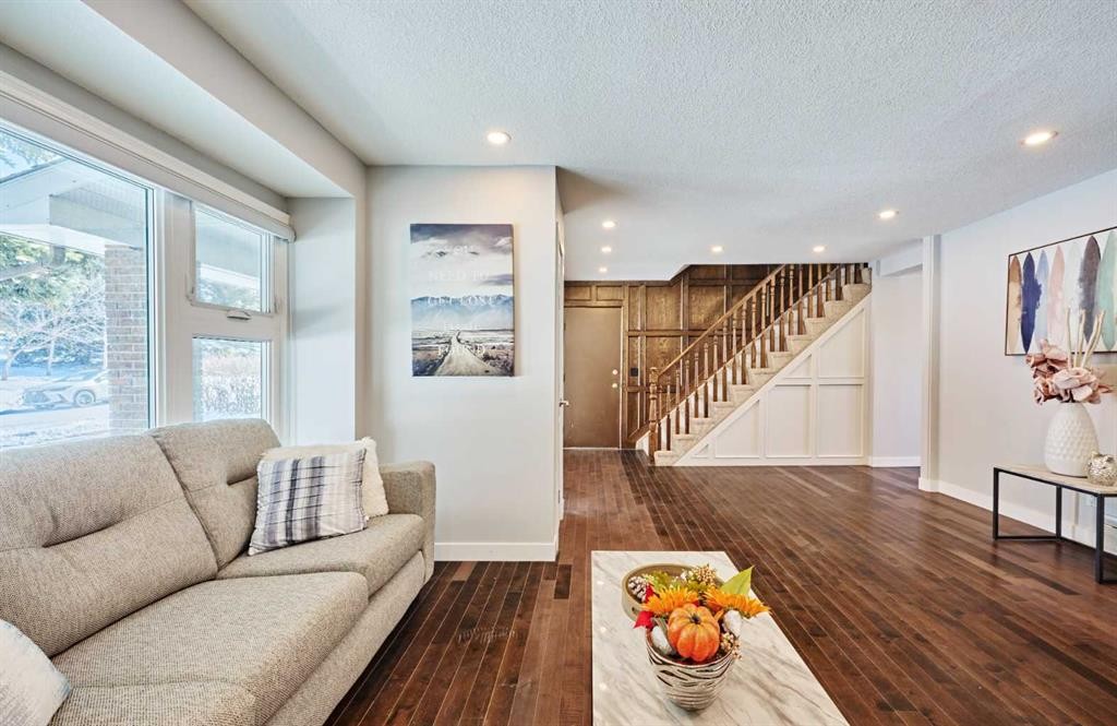 103 Pump Hill Road Sw, Calgary, AB - Indoor Photo Showing Living Room