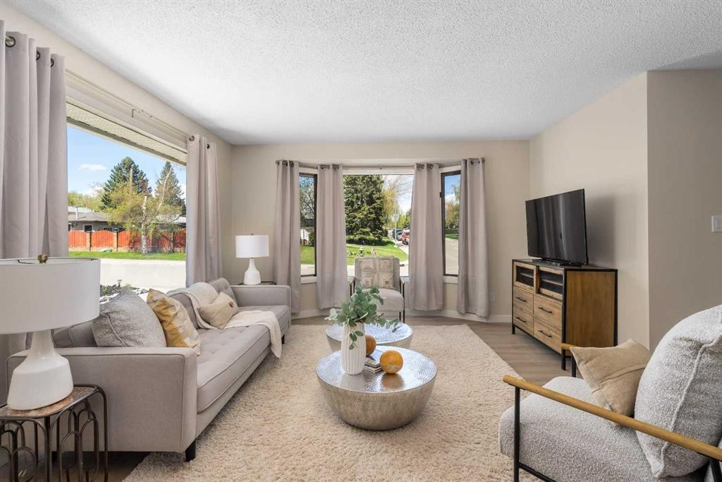 487 Arlington Drive Se, Calgary, AB - Indoor Photo Showing Living Room