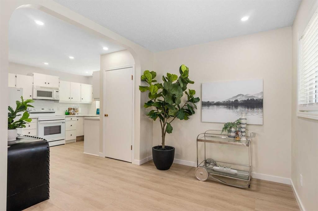 487 Arlington Drive Se, Calgary, AB - Indoor Photo Showing Kitchen