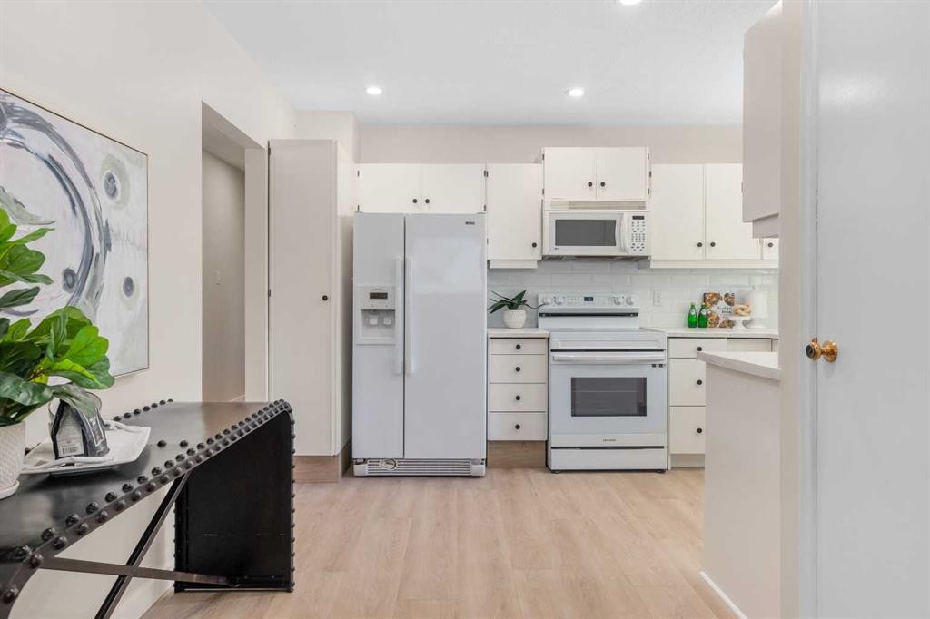 487 Arlington Drive Se, Calgary, AB - Indoor Photo Showing Kitchen