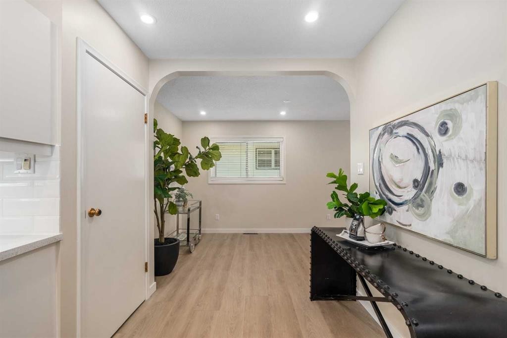 487 Arlington Drive Se, Calgary, AB - Indoor Photo Showing Other Room