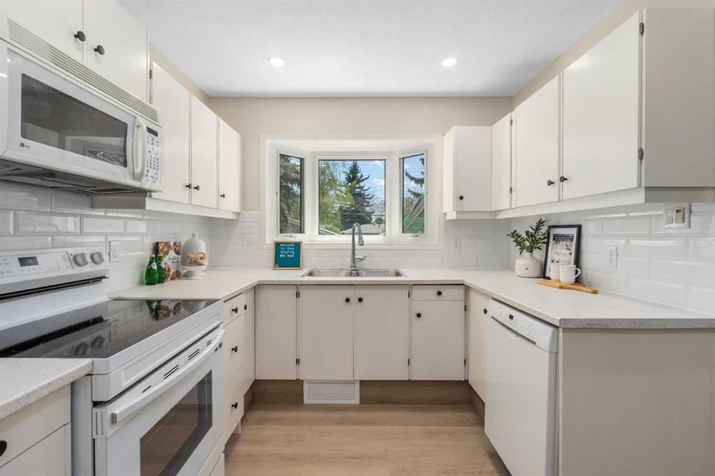 487 Arlington Drive Se, Calgary, AB - Indoor Photo Showing Kitchen With Double Sink