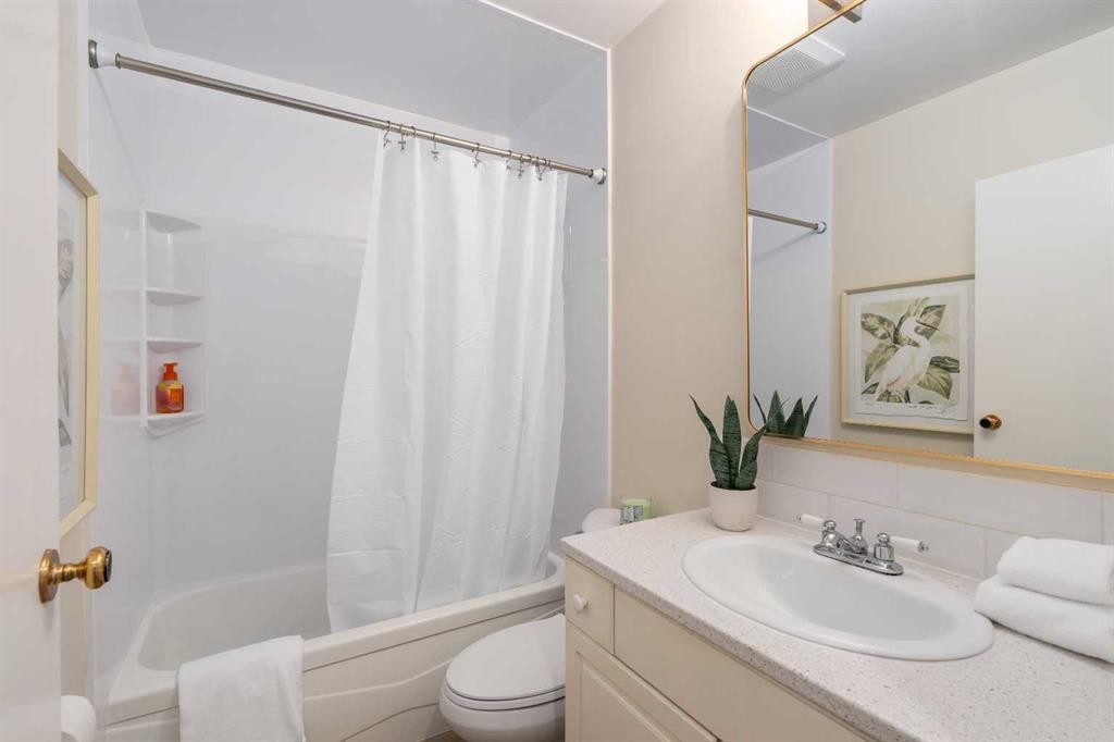 487 Arlington Drive Se, Calgary, AB - Indoor Photo Showing Bathroom