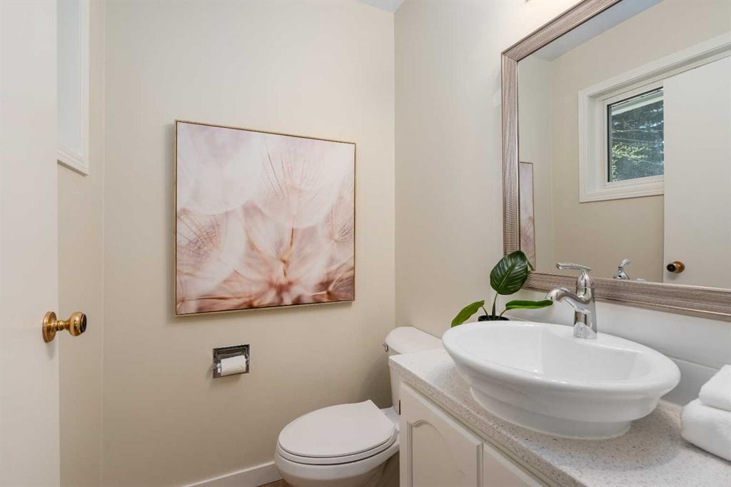 487 Arlington Drive Se, Calgary, AB - Indoor Photo Showing Bathroom