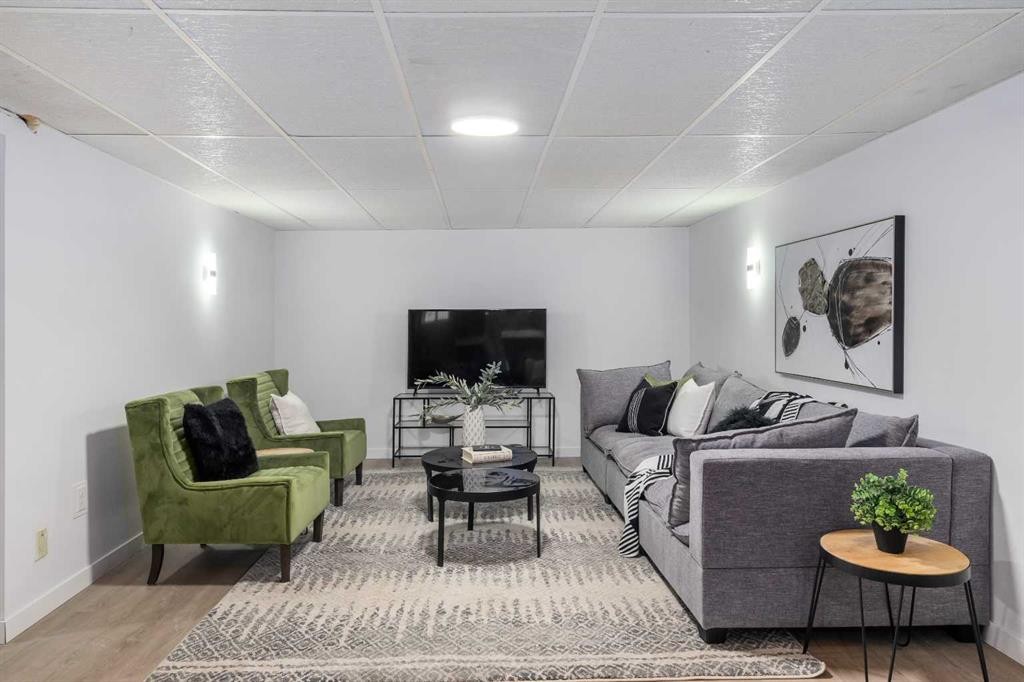 487 Arlington Drive Se, Calgary, AB - Indoor Photo Showing Living Room