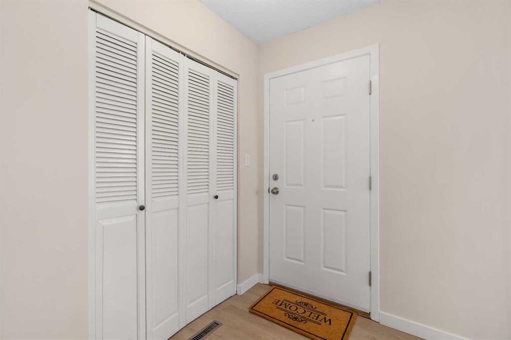 487 Arlington Drive Se, Calgary, AB - Indoor Photo Showing Other Room