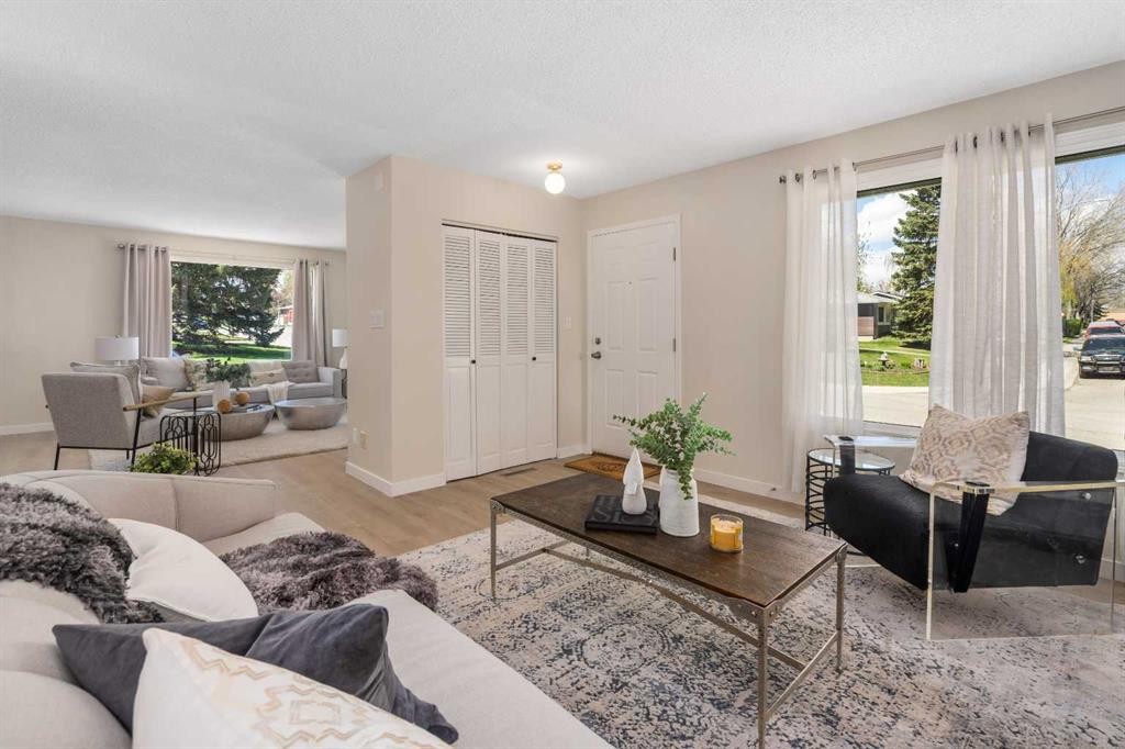 487 Arlington Drive Se, Calgary, AB - Indoor Photo Showing Living Room