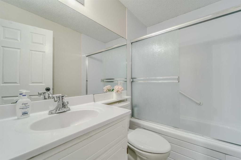 112 Edgedale Way, Calgary, AB - Indoor Photo Showing Bathroom