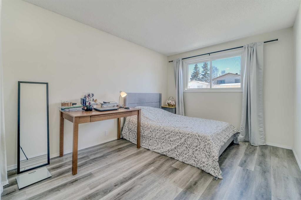 112 Edgedale Way, Calgary, AB - Indoor Photo Showing Bedroom