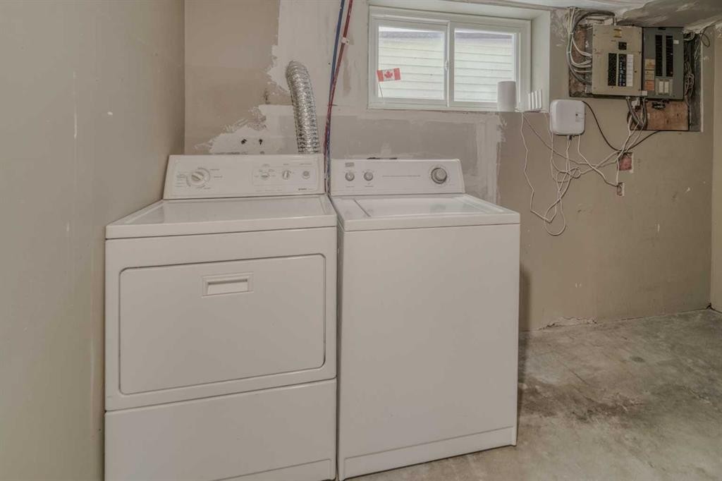 112 Edgedale Way, Calgary, AB - Indoor Photo Showing Laundry Room