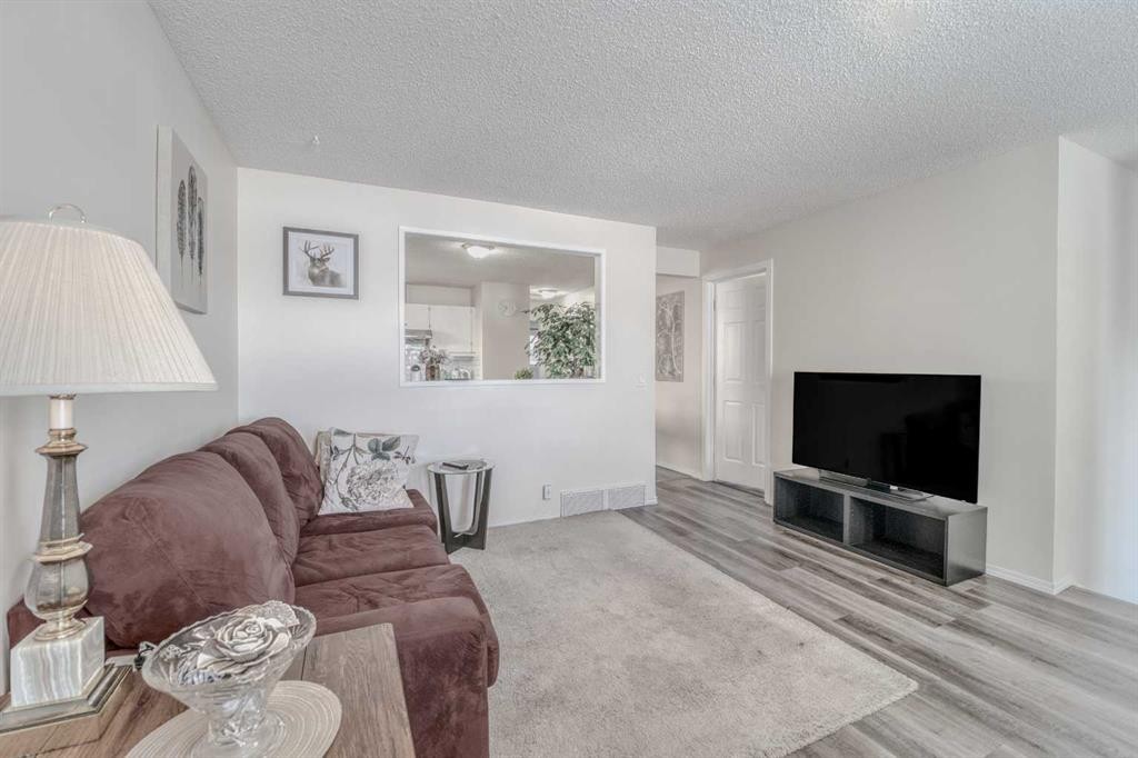 112 Edgedale Way, Calgary, AB - Indoor Photo Showing Living Room