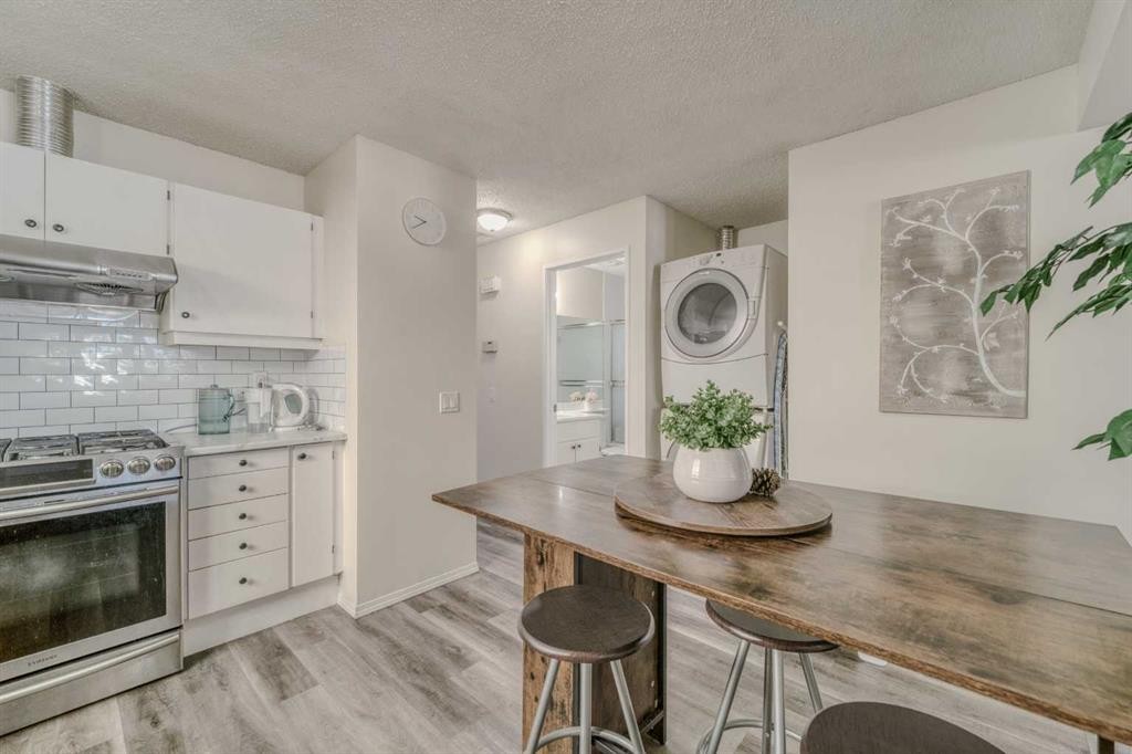 112 Edgedale Way, Calgary, AB - Indoor Photo Showing Kitchen