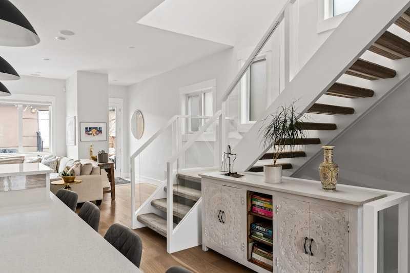 3917 16 Street Sw, Calgary, AB - Indoor Photo Showing Other Room