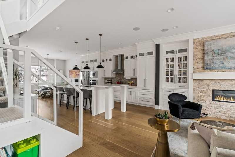 3917 16 Street Sw, Calgary, AB - Indoor