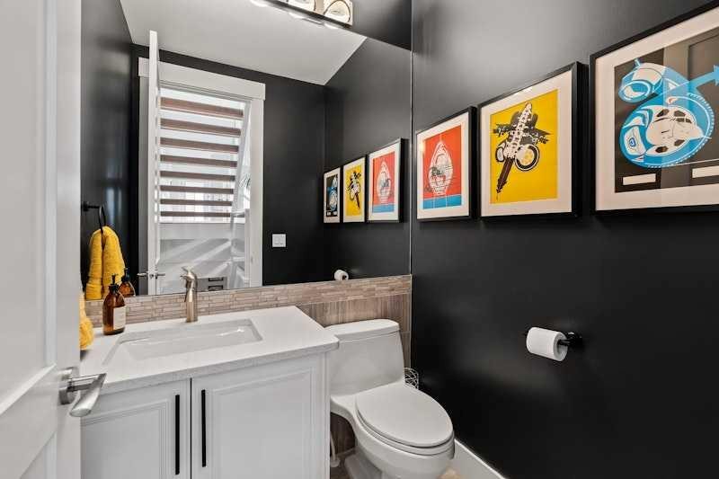 3917 16 Street Sw, Calgary, AB - Indoor Photo Showing Bathroom