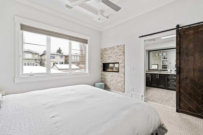 3917 16 Street Sw, Calgary, AB - Indoor Photo Showing Bedroom