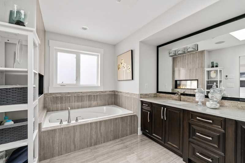 3917 16 Street Sw, Calgary, AB - Indoor Photo Showing Bathroom