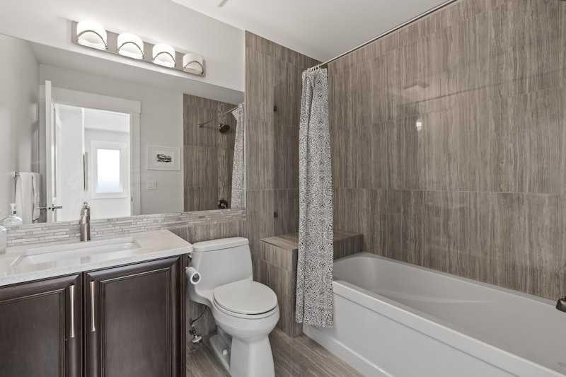 3917 16 Street Sw, Calgary, AB - Indoor Photo Showing Bathroom