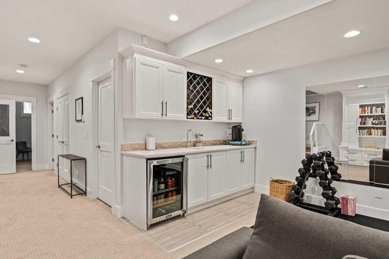 3917 16 Street Sw, Calgary, AB - Indoor