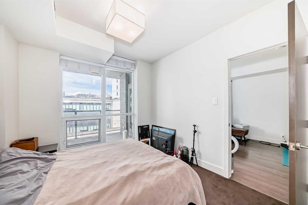 507-10 Shawnee Hill Sw, Calgary, AB - Indoor Photo Showing Bedroom
