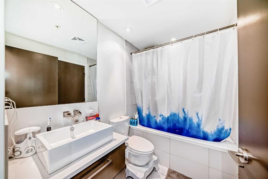 507-10 Shawnee Hill Sw, Calgary, AB - Indoor Photo Showing Bathroom