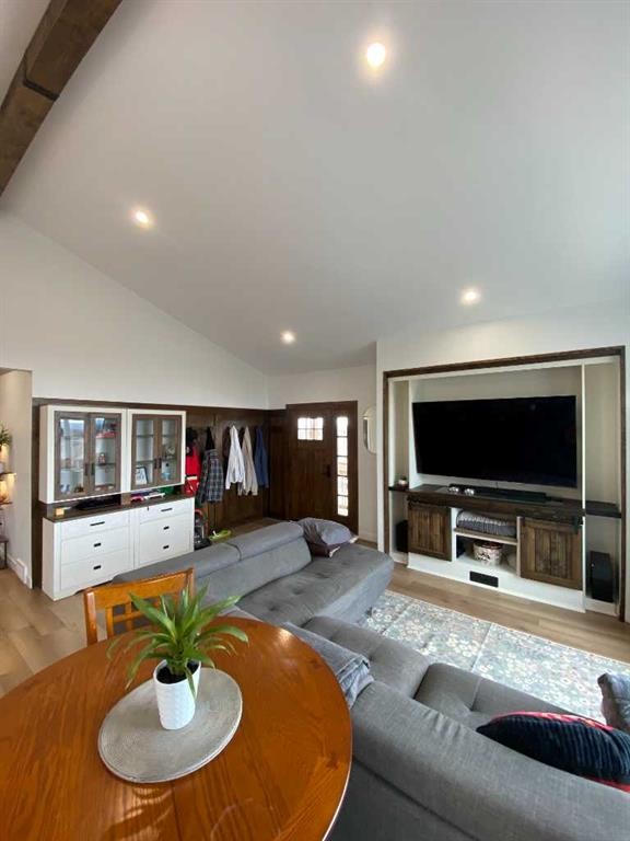 33143 Range Road 60, Rural Mountain View County, AB - Indoor Photo Showing Living Room
