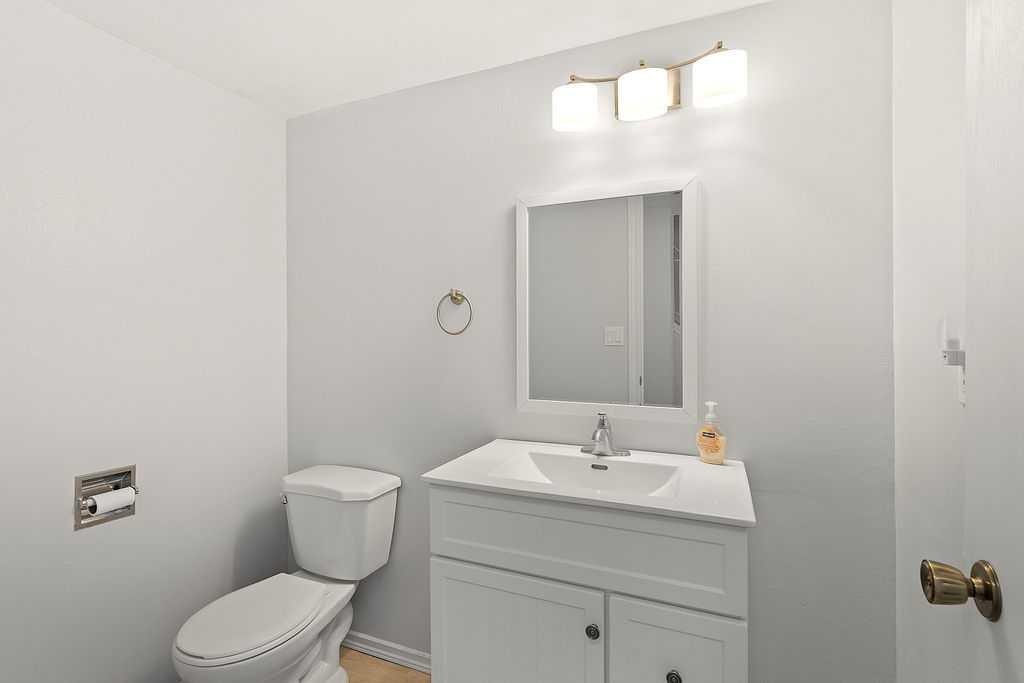 56-5520 1 Avenue Se, Calgary, AB - Indoor Photo Showing Bathroom