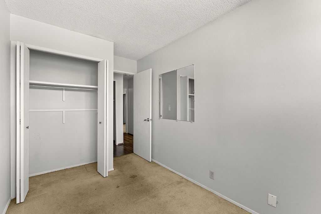56-5520 1 Avenue Se, Calgary, AB - Indoor Photo Showing Other Room