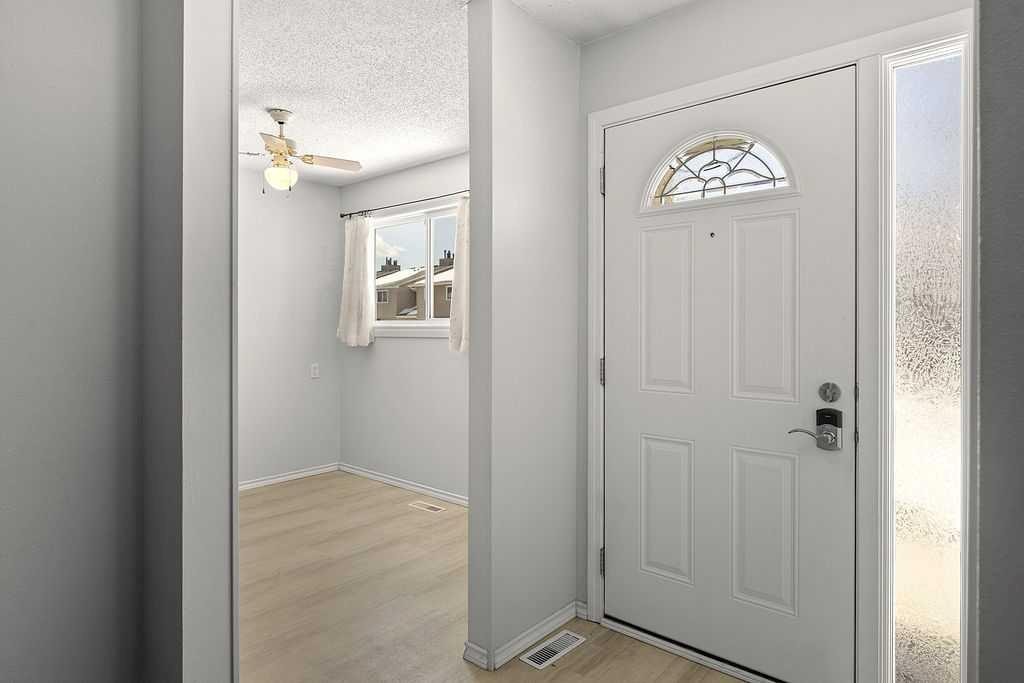 56-5520 1 Avenue Se, Calgary, AB - Indoor Photo Showing Other Room