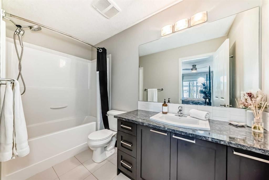 113 Copperpond Row Se, Calgary, AB - Indoor Photo Showing Bathroom