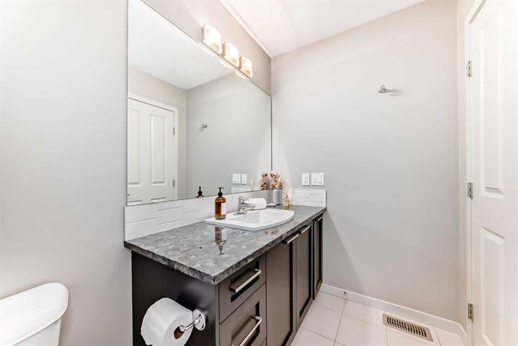 113 Copperpond Row Se, Calgary, AB - Indoor Photo Showing Bathroom