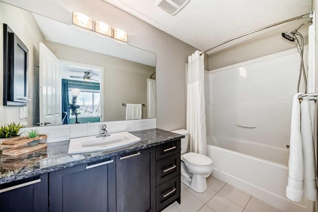113 Copperpond Row Se, Calgary, AB - Indoor Photo Showing Bathroom