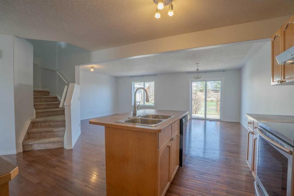 160 Covemeadow Road Ne, Calgary, AB - Indoor Photo Showing Kitchen With Double Sink