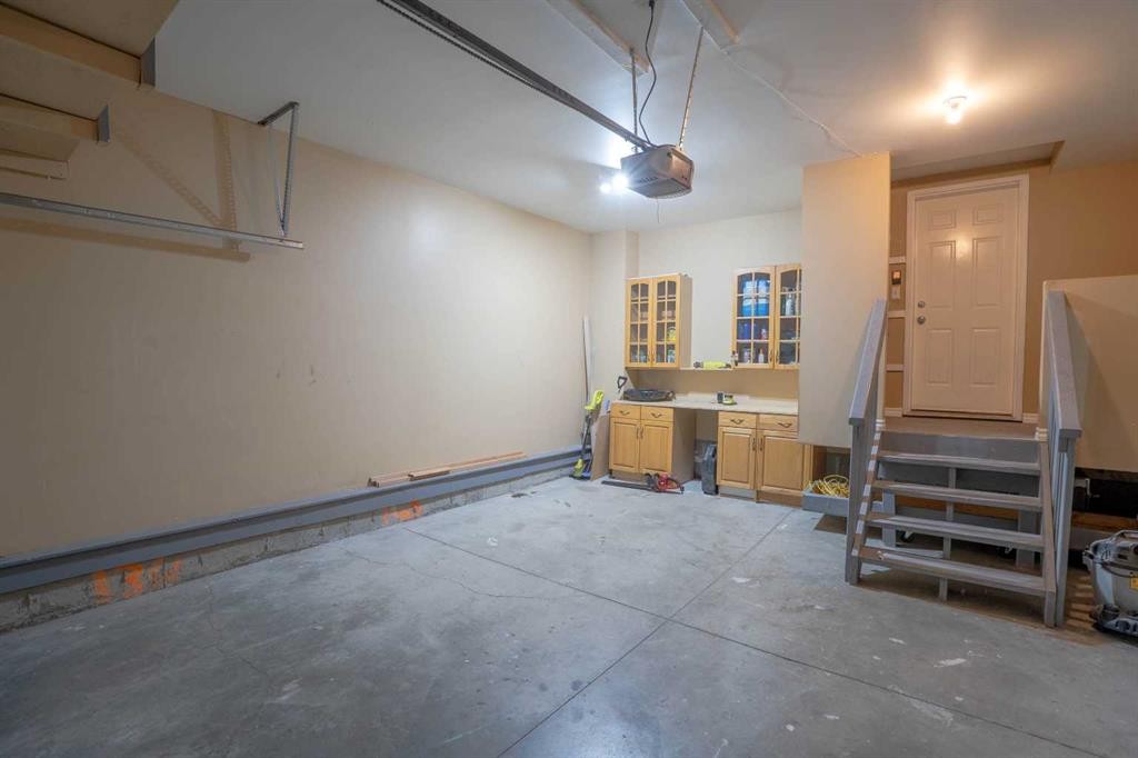 160 Covemeadow Road Ne, Calgary, AB - Indoor Photo Showing Garage