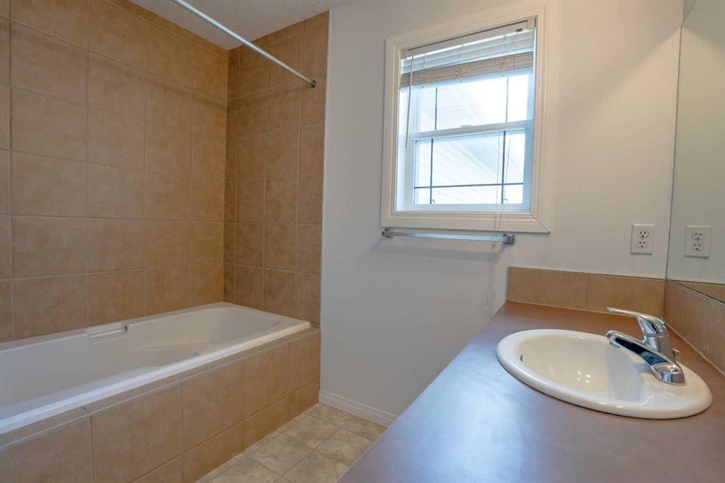 160 Covemeadow Road Ne, Calgary, AB - Indoor Photo Showing Bathroom