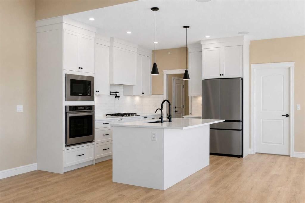 259 Muirfield Crescent, Lyalta, AB - Indoor Photo Showing Kitchen With Upgraded Kitchen